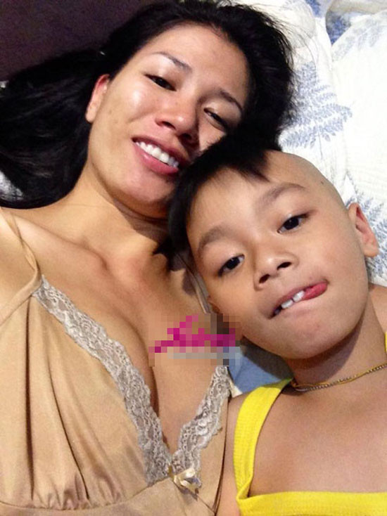 Dù làn da không mấy mịn màng nhưng Trang Trần vẫn tự tin chụp ảnh tự sướng với mặt mộc. Dù làn da không mấy mịn màng nhưng Trang Trần vẫn tự tin chụp ảnh tự sướng với mặt mộc.