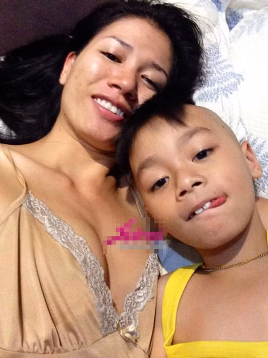 Dù làn da không mấy mịn màng nhưng Trang Trần vẫn tự tin chụp ảnh tự sướng với mặt mộc.