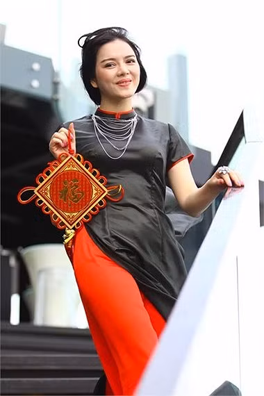 Lý Nhã Kỳ hay sử dụng những họa tiết sang trọng, bắt mắt. Lý Nhã Kỳ hay sử dụng những họa tiết sang trọng, bắt mắt.