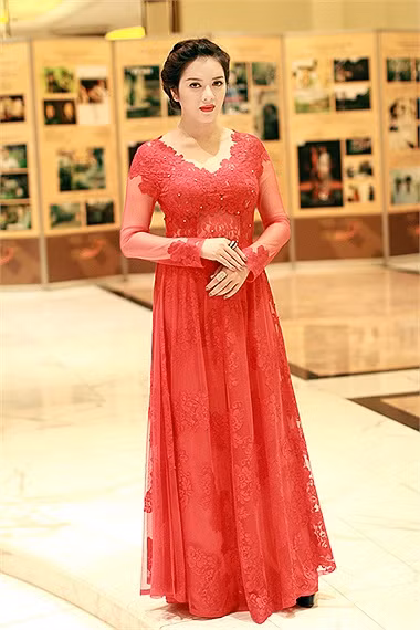 Sở hữu cơ thể không hề mảnh mai, nhưng Lý Nhã Kỳ mặc áo dài vô cùng duyên dáng, thanh lịch. Sở hữu cơ thể không hề mảnh mai, nhưng Lý Nhã Kỳ mặc áo dài vô cùng duyên dáng, thanh lịch.