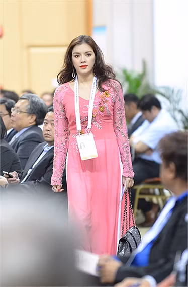 Sự đầy đặn đã khiến cô càng gợi cảm và có duyên hơn với tà áo dân tộc này. Sự đầy đặn đã khiến cô càng gợi cảm và có duyên hơn với tà áo dân tộc này.