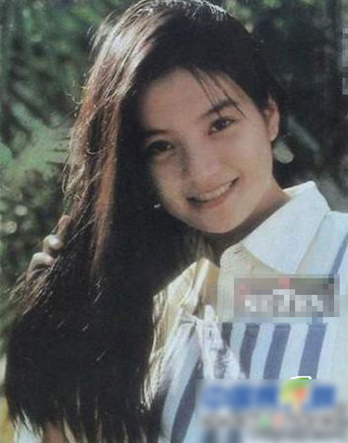 Triệu Vy hiện tại đã bắt đầu có những nếp nhăn trên mặt nhưng không thể phủ nhận thời thiếu nữ của cô rất tươi tắn xinh xắn.