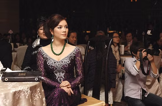 Chiếc áo dài khoét sâu cổ phô ra bờ vai trắng ngần và đầy đặn của cô Chiếc áo dài khoét sâu cổ phô ra bờ vai trắng ngần và đầy đặn của cô