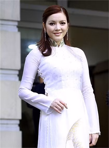 Vẻ đầy đặn, phúc hậu của Lý Nhã Kỳ rất phù hợp với chiếc áo dài Việt Nam Vẻ đầy đặn, phúc hậu của Lý Nhã Kỳ rất phù hợp với chiếc áo dài Việt Nam