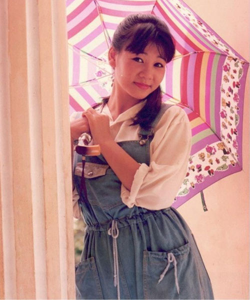 Thời thiếu nữ ca sĩ Thu Minh sở hữu gương mặt bầu, ánh mắt đen hút hồn và khuôn miệng xinh tươi.