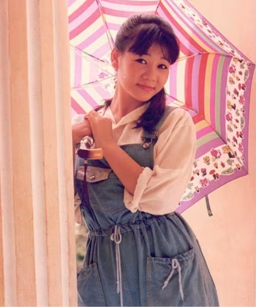 Thời thiếu nữ ca sĩ Thu Minh sở hữu gương mặt bầu, ánh mắt đen hút hồn và khuôn miệng xinh tươi.