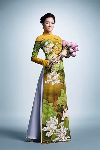 Họa tiết dân tộc cũng tường xuyên được cô Kỳ sử dụng trong chiếc áo dài của mình Họa tiết dân tộc cũng tường xuyên được cô Kỳ sử dụng trong chiếc áo dài của mình