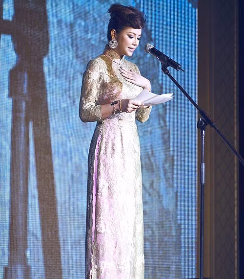 Lý Nhã Kỳ sở hữu rất nhiều bộ áo dài có thiết kế lạ mắt, sang trọng và đẳng cấp Lý Nhã Kỳ sở hữu rất nhiều bộ áo dài có thiết kế lạ mắt, sang trọng và đẳng cấp