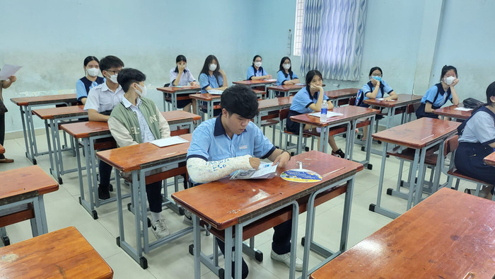 Thí sinh Nguyễn Vạn Thành ở điểm thi Đoàn Thị Điểm bị gãy tay phải (ảnh: P.L)