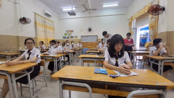 Thí sinh ở điểm thi Trường trung học cơ sở Bàn Cờ trước giờ làm bài thi môn Toán (ảnh: V.D)