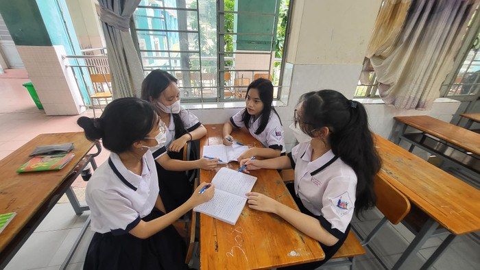 Bích trao đổi bài tập với bạn bè trong các giờ nghỉ học ở trường (ảnh: VD) Bích trao đổi bài tập với bạn bè trong các giờ nghỉ học ở trường (ảnh: VD)