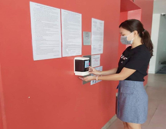 Xà phòng sát khuẩn được trang bị khắp nơi để phục vụ nhu cầu rửa tay của nhân viên (ảnh: CTV) Xà phòng sát khuẩn được trang bị khắp nơi để phục vụ nhu cầu rửa tay của nhân viên (ảnh: CTV)