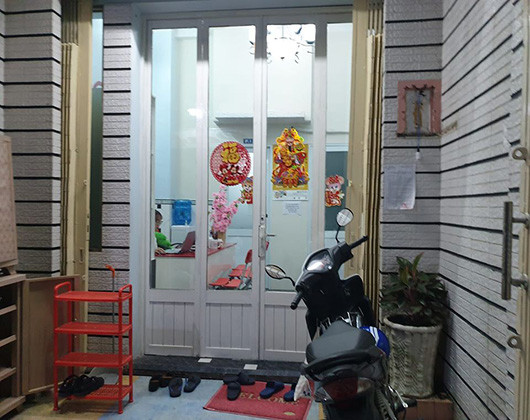 Phòng học số 1 của cơ sở 3 Trung tâm ngoại ngữ Ichigo vẫn sáng đèn, bên ngoài có rất nhiều dép (ảnh chụp tối 27/2)