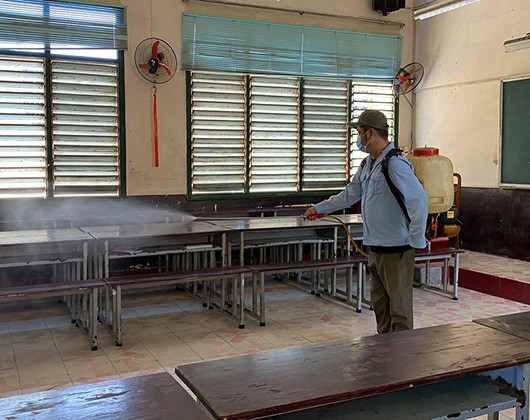 Phun thuốc sát khuẩn toàn bộ khu vực của Trường trung học phổ thông Trưng Vương vào sáng 2/2 (ảnh: P.L) Phun thuốc sát khuẩn toàn bộ khu vực của Trường trung học phổ thông Trưng Vương vào sáng 2/2 (ảnh: P.L)