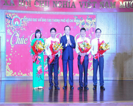 Bà Huyền, ông Đảo (ngoài cùng, trái sang) trong buổi giới thiệu ở Sở Giáo dục và Đào tạo (ảnh: hcm.edu.vn) Bà Huyền, ông Đảo (ngoài cùng, trái sang) trong buổi giới thiệu ở Sở Giáo dục và Đào tạo (ảnh: hcm.edu.vn)