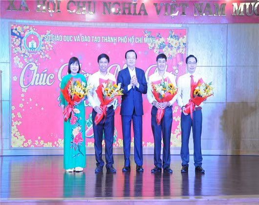 Bà Huyền, ông Đảo (ngoài cùng, trái sang) trong buổi giới thiệu ở Sở Giáo dục và Đào tạo (ảnh: hcm.edu.vn)