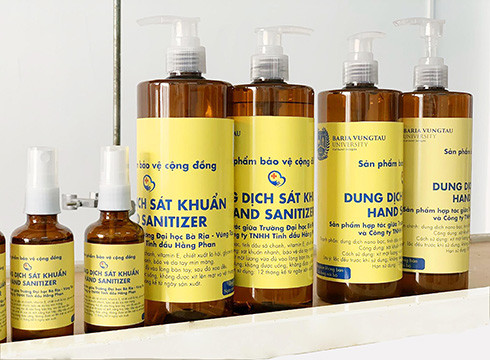 Sản phẩm dung dịch sát khuẩn do nhóm nghiên cứu vừa điều chế thành công (ảnh: BVU) Sản phẩm dung dịch sát khuẩn do nhóm nghiên cứu vừa điều chế thành công (ảnh: BVU)