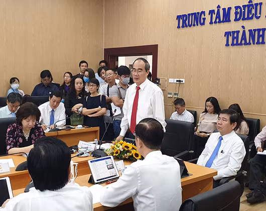 Bí thư Thành ủy Thành phố Hồ Chí Minh - ông Nguyễn Thiện Nhân (đứng) phát biểu tại lễ ra mắt (ảnh: P.L)