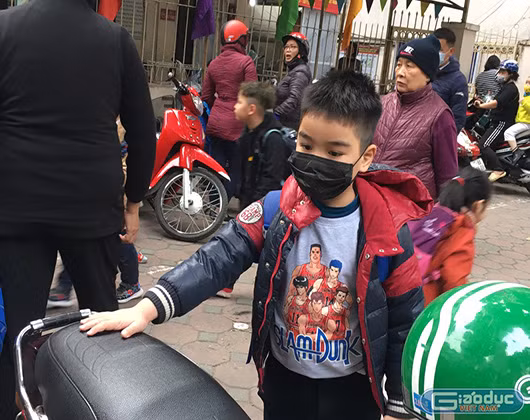 Học sinh đeo khẩu trang khi đến trường (ảnh minh họa: giaoduc.net.vn) Học sinh đeo khẩu trang khi đến trường (ảnh minh họa: giaoduc.net.vn)