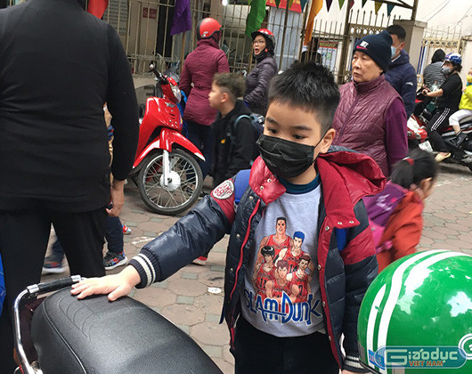 Học sinh đeo khẩu trang khi đến trường (ảnh minh họa: giaoduc.net.vn) Học sinh đeo khẩu trang khi đến trường (ảnh minh họa: giaoduc.net.vn)