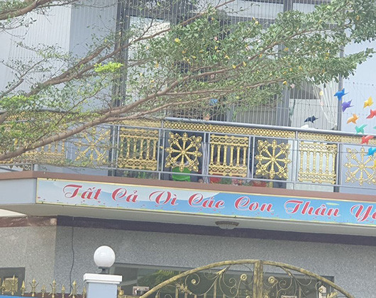 Một số trẻ trong độ tuổi mầm non, mẫu giáo đang học ở lầu 1 của ngôi nhà này (Ảnh chụp từ bên ngoài nhà) Một số trẻ trong độ tuổi mầm non, mẫu giáo đang học ở lầu 1 của ngôi nhà này (Ảnh chụp từ bên ngoài nhà)