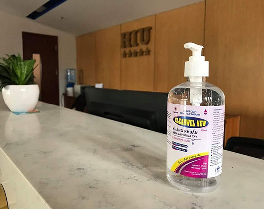Nước rửa tay sát trùng được trang bị đến tận mọi phòng làm việc (ảnh: CTV) Nước rửa tay sát trùng được trang bị đến tận mọi phòng làm việc (ảnh: CTV)