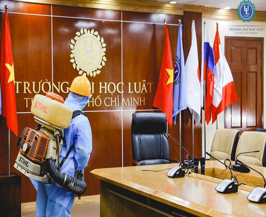 Phun thuốc khử trùng, sát khuẩn tại Trường Đại học Luật Thành phố Hồ Chí Minh (ảnh: hcmulaw.edu.vn) Phun thuốc khử trùng, sát khuẩn tại Trường Đại học Luật Thành phố Hồ Chí Minh (ảnh: hcmulaw.edu.vn)