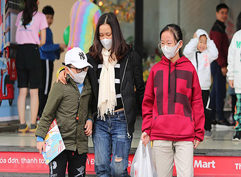Học sinh đeo khẩu trang đúng cách cũng như là cách phòng chống virus Corona (ảnh minh họa: TTXVN)