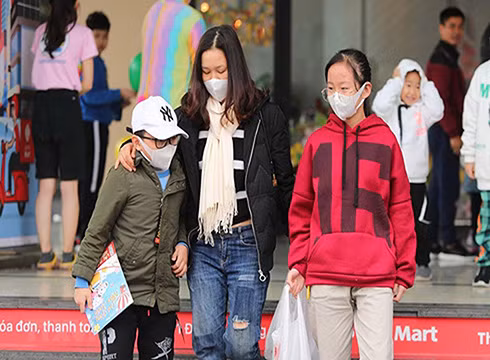 Học sinh đeo khẩu trang đúng cách cũng như là cách phòng chống virus Corona (ảnh minh họa: TTXVN)
