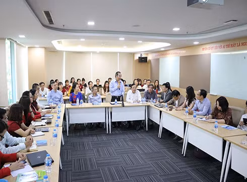 Hội thảo về bộ sách giáo khoa Cánh Diều được kết nối trực tuyến đến 18 trường nằm trong hệ thống (ảnh: NHG)