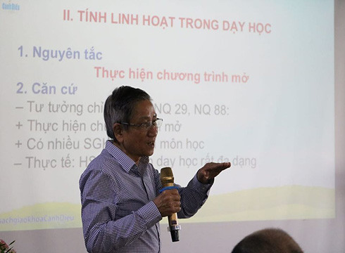 Giáo sư Nguyễn Minh Thuyết chia sẻ ý kiến tại buổi hội thảo (ảnh: NHG) Giáo sư Nguyễn Minh Thuyết chia sẻ ý kiến tại buổi hội thảo (ảnh: NHG)