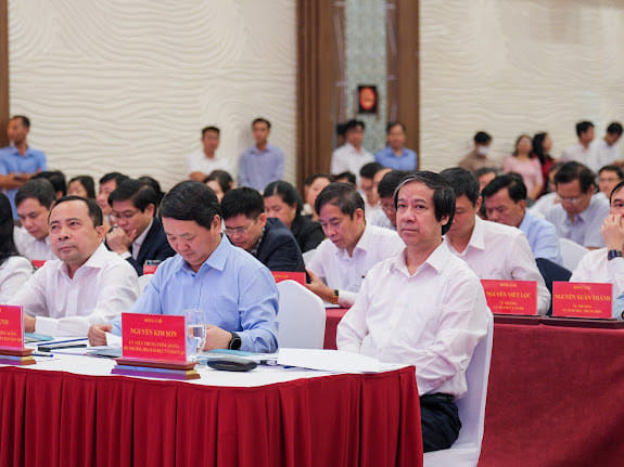 Bộ trưởng Bộ Giáo dục và Đào tạo Nguyễn Kim Sơn đến tham dự hội nghị vào sáng ngày 27/2 (ảnh: T.Tiền)