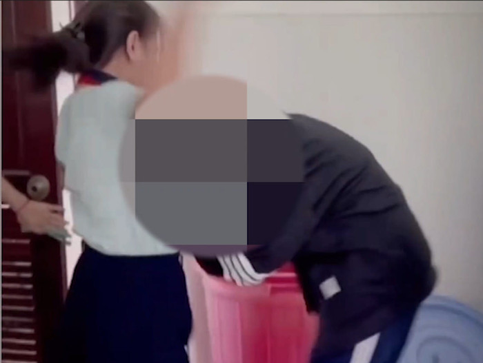 Cảnh nữ sinh lớp 8 bị bạn đánh trong nhà vệ sinh trường (ảnh cắt từ video clip)