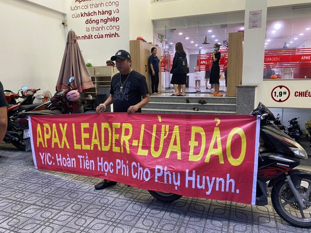 Phụ huynh mang băng rôn, yêu cầu Apax Leaders hoàn trả học phí cho mình (ảnh: V.S) Phụ huynh mang băng rôn, yêu cầu Apax Leaders hoàn trả học phí cho mình (ảnh: V.S)