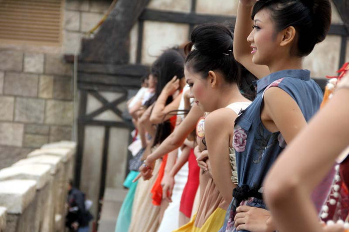 Thi thoảng, một vài cơn gió thổi qua khiến một số thí sinh thoáng chút bối rối. Thi thoảng, một vài cơn gió thổi qua khiến một số thí sinh thoáng chút bối rối.