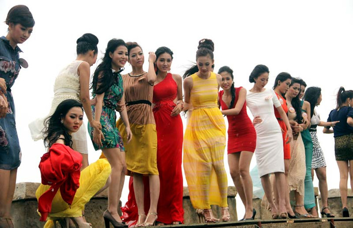 Tuy nhiên, bất ngờ có một cơn gió mạnh thổi tới làm nhiều thí sinh không giữ được bình tĩnh và điều này khiến chiếc cầu tạm bị rung lắc... Tuy nhiên, bất ngờ có một cơn gió mạnh thổi tới làm nhiều thí sinh không giữ được bình tĩnh và điều này khiến chiếc cầu tạm bị rung lắc...