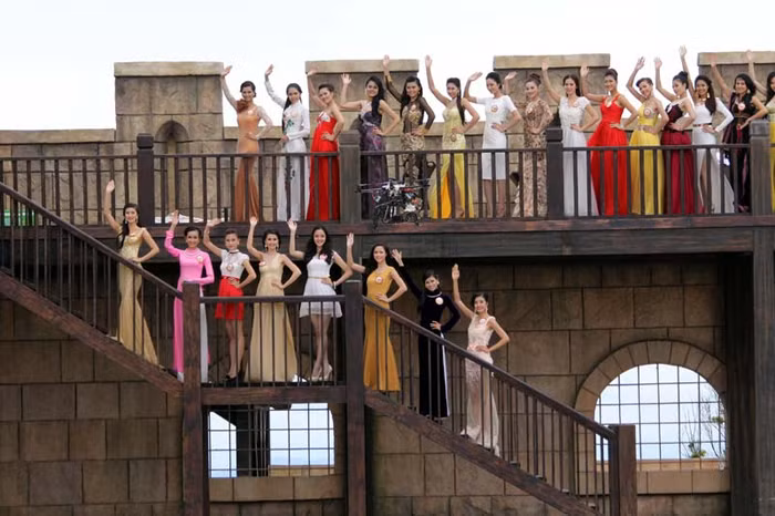 Và vẫy chào khán giả.