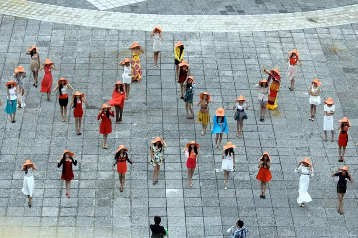 Các thí sinh hoa hậu xếp hình theo kịch bản.