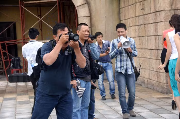 Đôi lúc anh cũng giành chút thời gian ngắm nhìn các thí sinh hoa hậu.