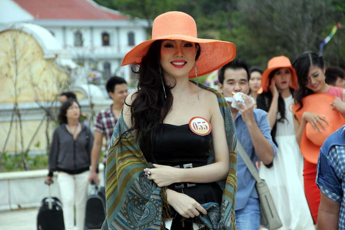 Diệp Hồng Đào vai trần gợi cảm với chiếc khăn khoác hờ.