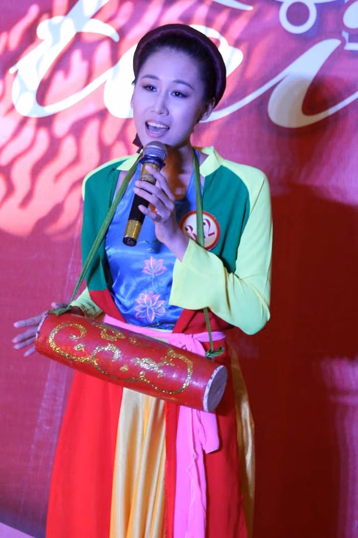 Hoài Phương - người từng lọt chung kết Hoa hậu VN 2010 dự thi bài hát 'Trống cơm'.