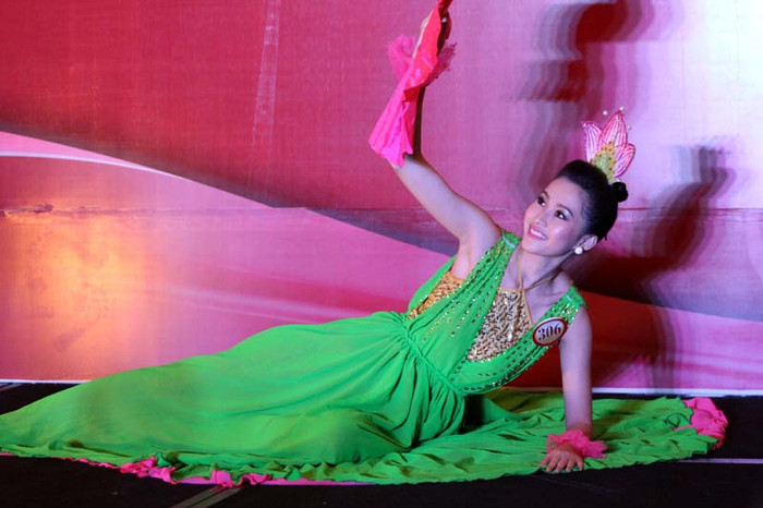 Thí sinh Đặng Thu Thảo với màn múa hoa sen.
