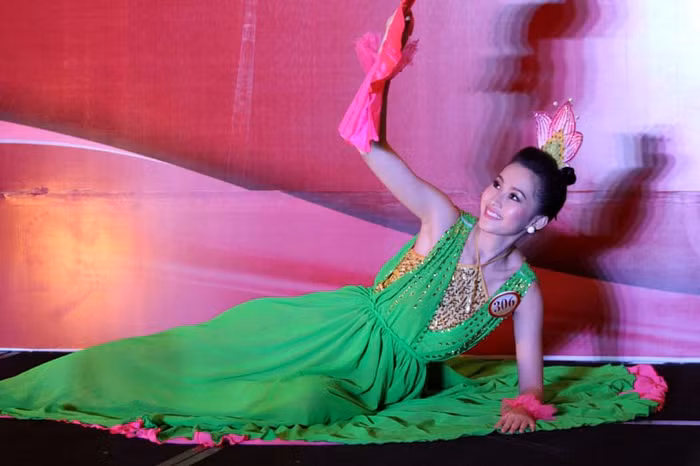 Thí sinh Đặng Thu Thảo với màn múa hoa sen.
