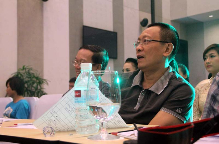Lại Văn Sâm ngồi ngay hàng ghế đầu - dành cho các giám khảo chấm điểm theo dõi các thí sinh dự thi.