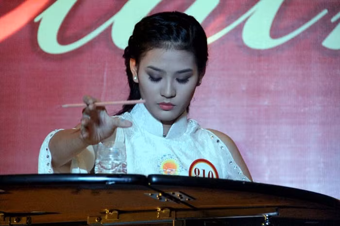 Thí sinh Phan Hà Phương với tiết mục vẽ tranh lụa.