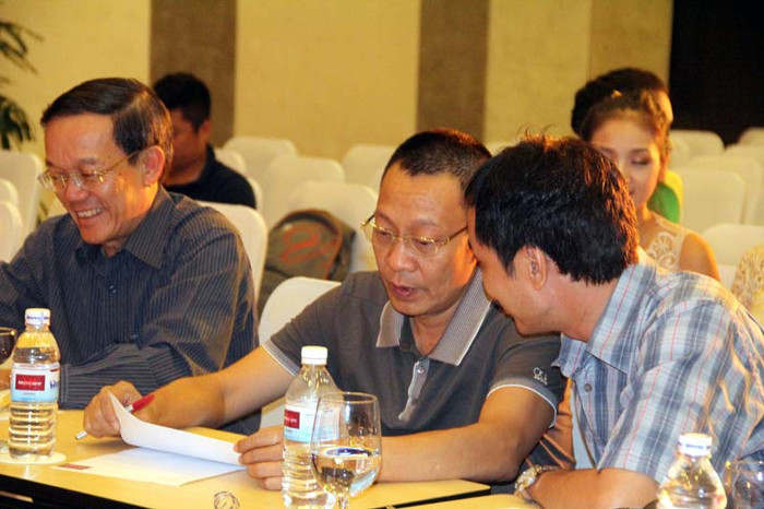 Đôi lúc lại trao đổi xem chừng rất nghiêm túc.