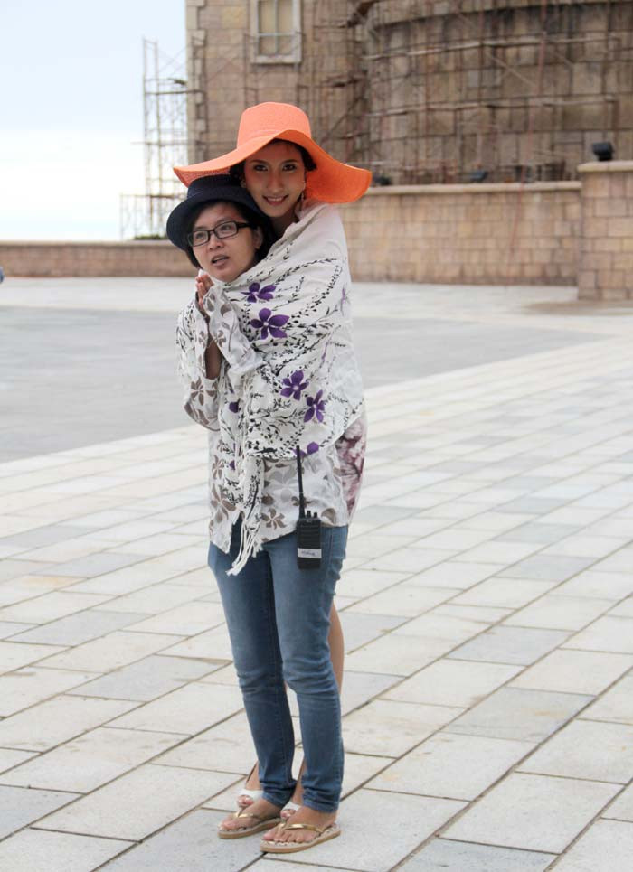 Trên độ cao 1000m, bộ đồ mỏng manh của thí sinh Hoa hậu khó thể chống chọi lại sự giá rét của Bà Nà Hill.