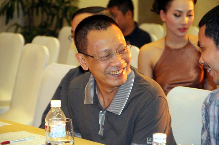 Anh vui vẻ trò chuyện với một người bạn.