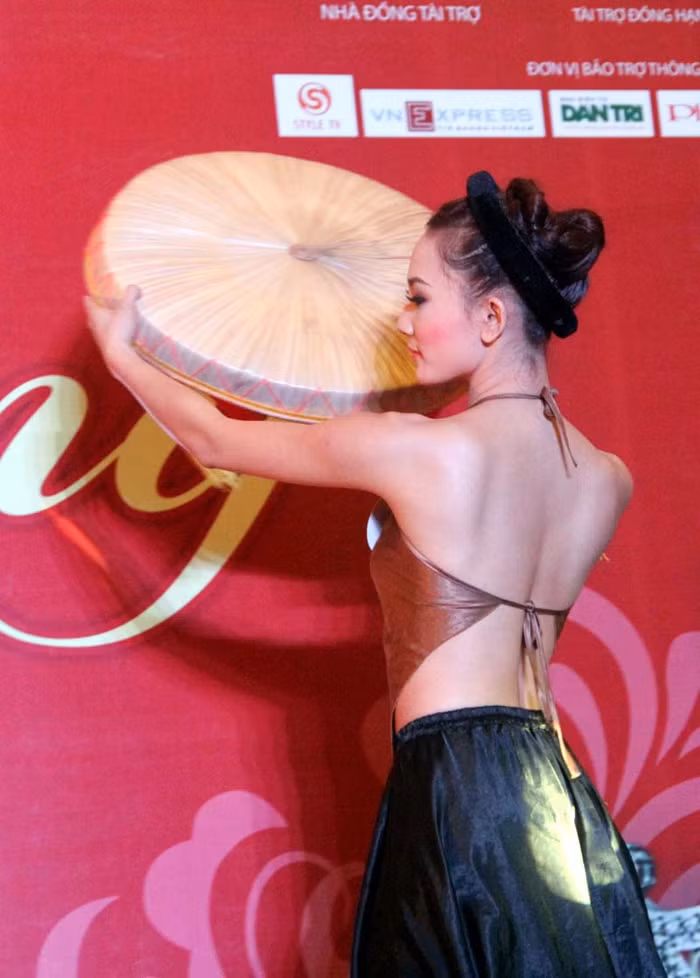 Nguyễn Thùy Linh với điệu múa dân gian.