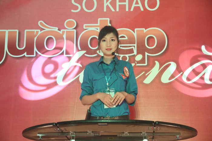 Thiều Thị Linh với bài thuyết trình tái chế vỏ chai nhựa.